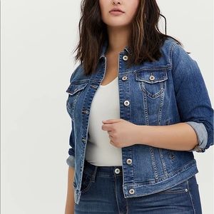 Torrid Medium wash denim trucker jacket 5